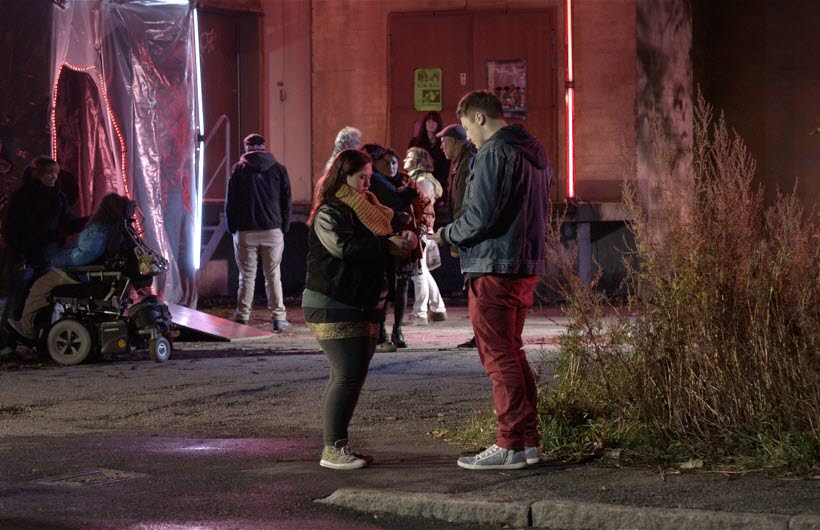 Två personer håller varandras h'nder