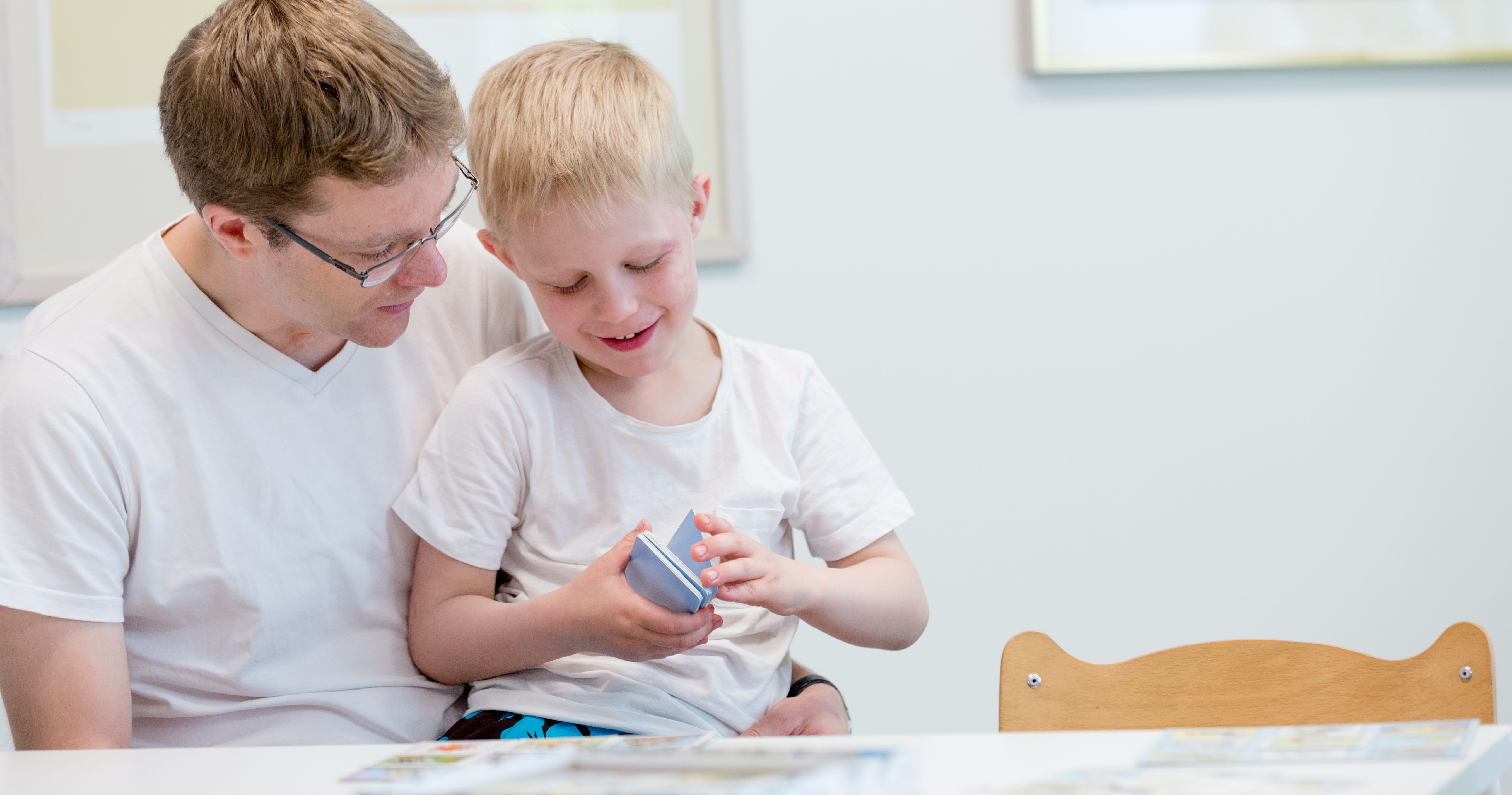 Vuxen och barn sitter tillsammans